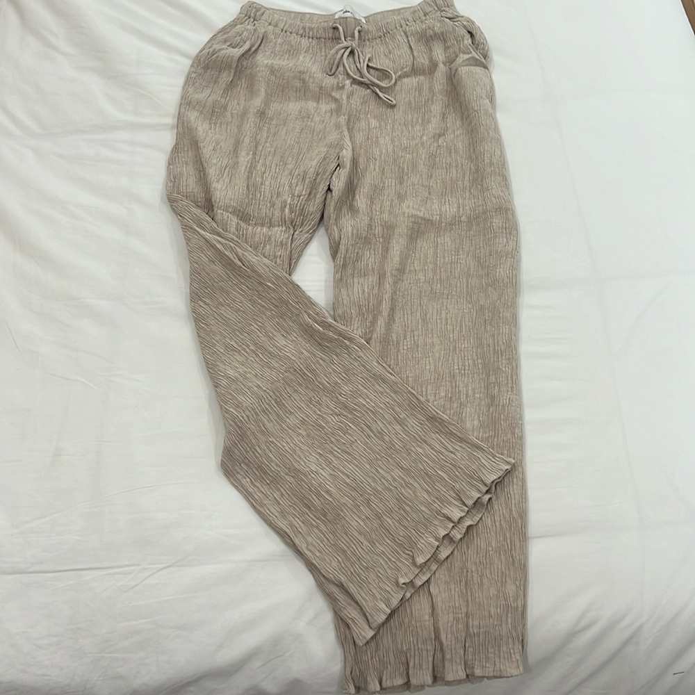 Abercrombie beige crinkle cropped pants